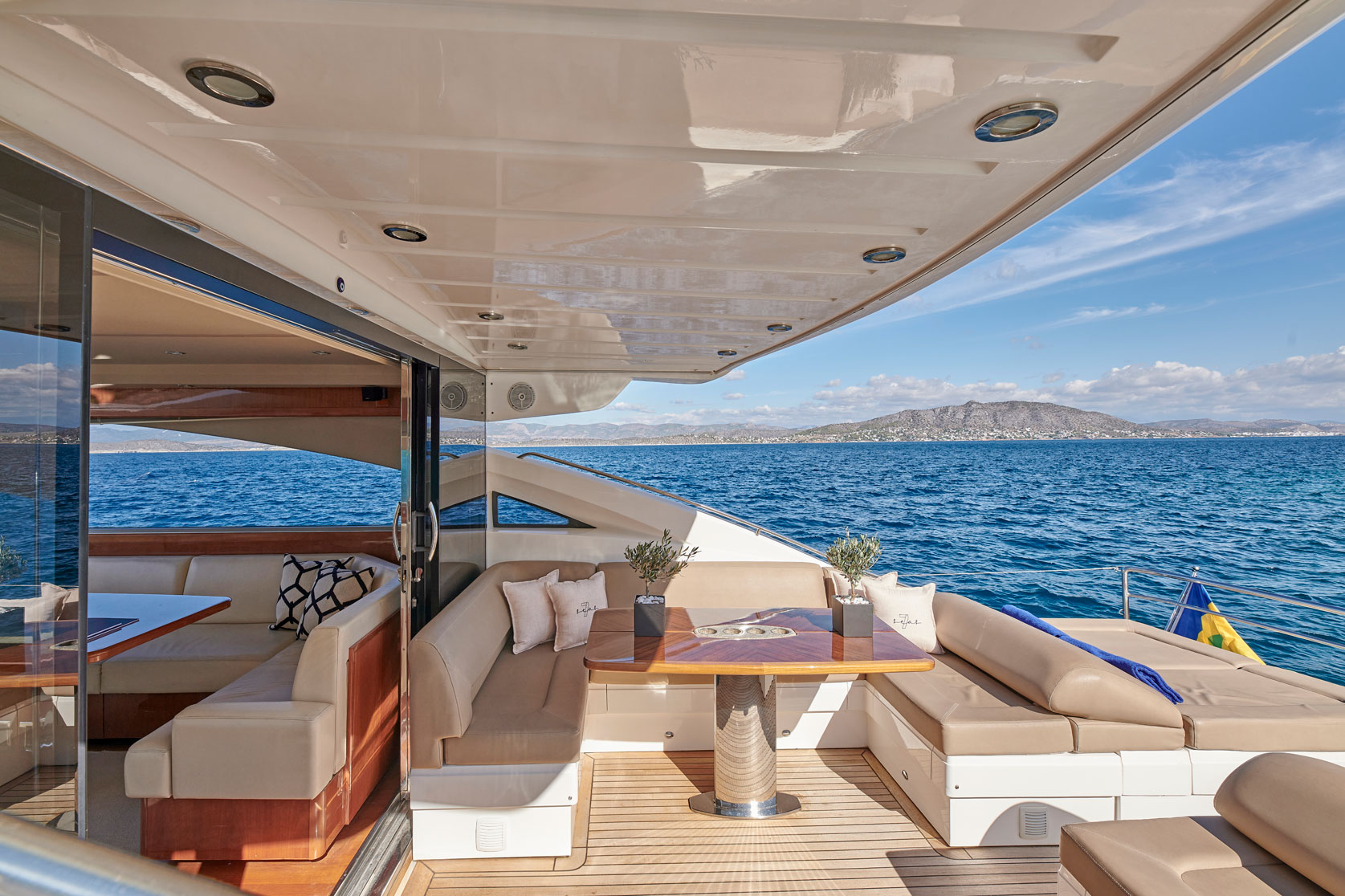 Princess V70 Boat Rental Grécia Portugal — view 5