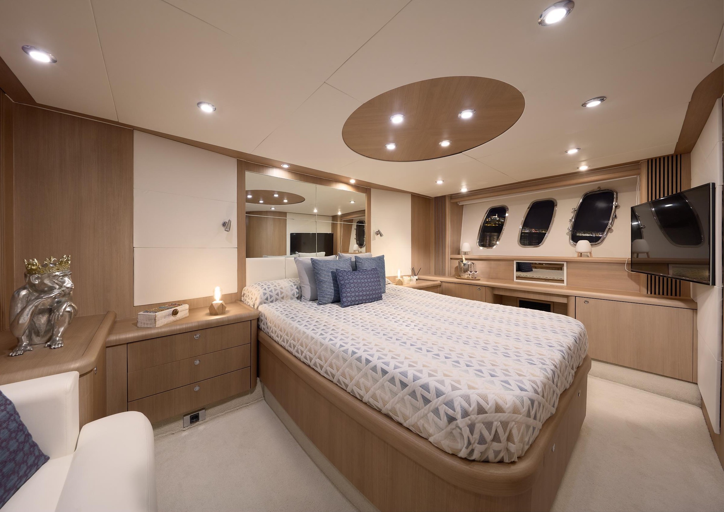 Sunseeker Predator 72 Boat Rental Ibiza Portugal — view 5