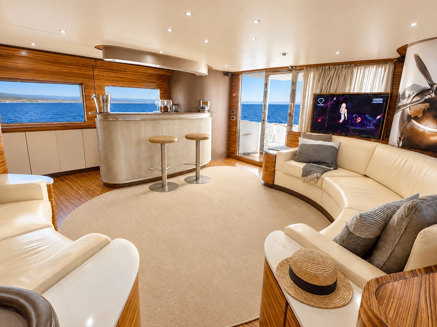 Wide Body Yacht 82 (Vilamoura) Boat Rental Algarve Portugal — view 5